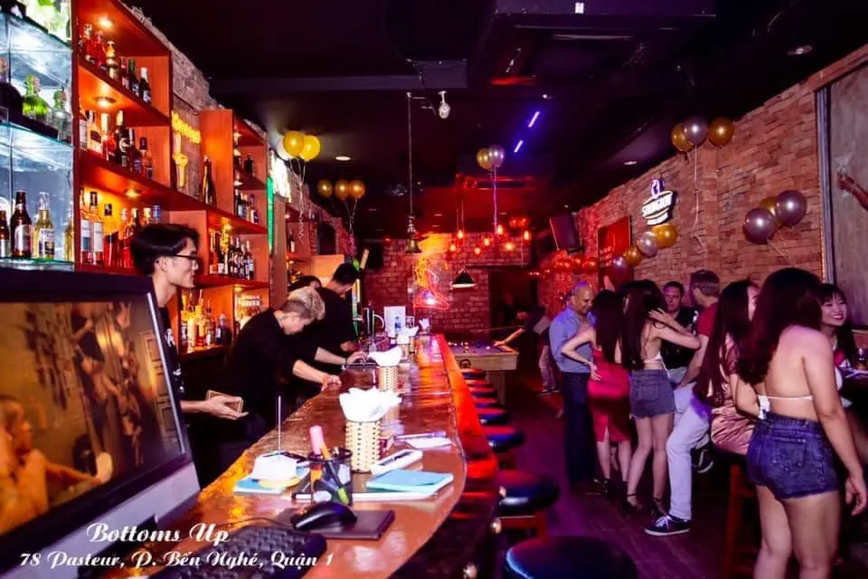 Quán Bar Club Náo Nhiệt Với Âm Nhạc Bốc Lửa